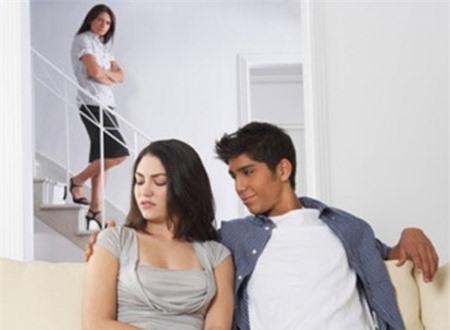 Ở chung với tôi, bạn vẫn dẫn trai về ngủ cùng - 1