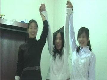 Các cô gái được trả tiền để 'giẫm đạp' lên thú non