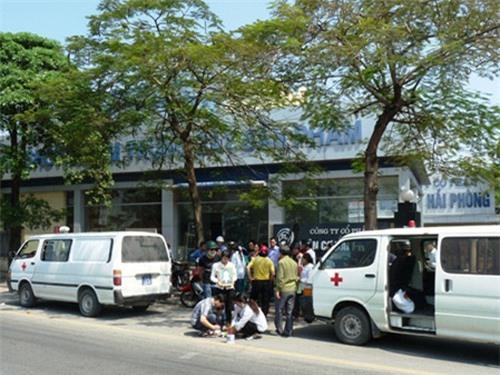 Lực lượng y tế tới hiện trường sau vụ tai nạn (ảnh: nld.com.vn).