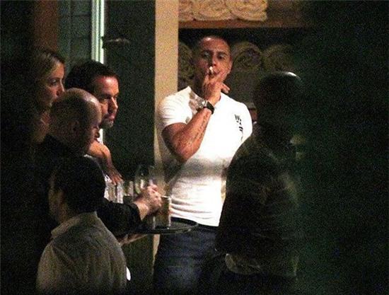 Khi Messi, Rooney và các sao bóng đá dính scandal "phì phèo" hút thuốc 26