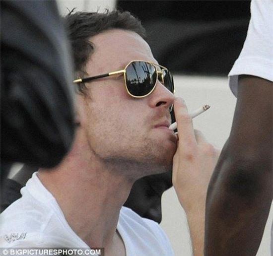 Khi Messi, Rooney và các sao bóng đá dính scandal "phì phèo" hút thuốc 32