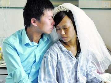 Cô gái mắc bệnh nan y được cầu hôn trên giường bệnh