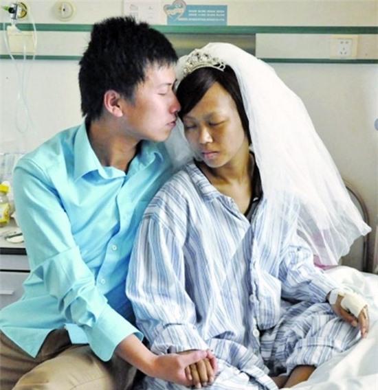 Cô gái mắc bệnh nan y được cầu hôn trên giường bệnh