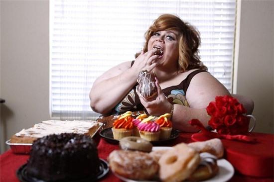 Người phụ nữ béo phì nghiện ăn trong lúc làm "chuyện ấy" 2