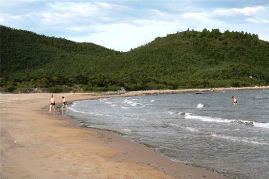Đảo Yến cách đất liền tại thôn Thọ Sơn chừng hơn 1 km, có diện tích khoảng 10 ha, khung cảnh trên đảo còn khá hoang sơ.
