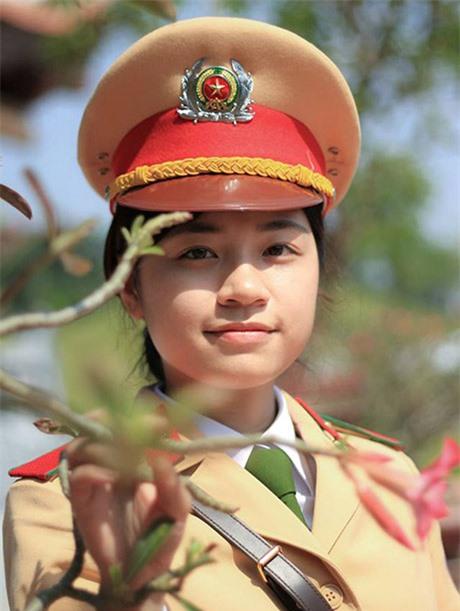 Nữ cảnh sát Nguyễn Trang trong bộ ảnh Mắt cười