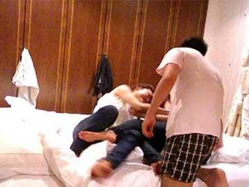 Cho bạn thân cưỡng bức người yêu để kiểm tra sinh lý