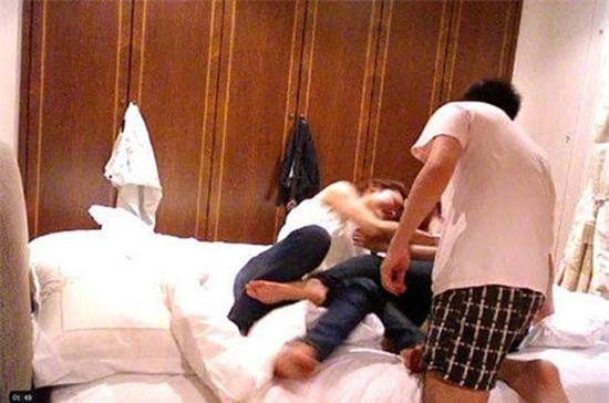 Cho bạn thân cưỡng bức người yêu để kiểm tra sinh lý