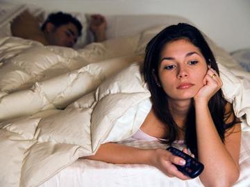 Mẹ chồng đòi ngủ chung với vợ chồng tôi