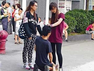 Chàng trai bị bạn gái túm tóc, tát tới tấp trên phố