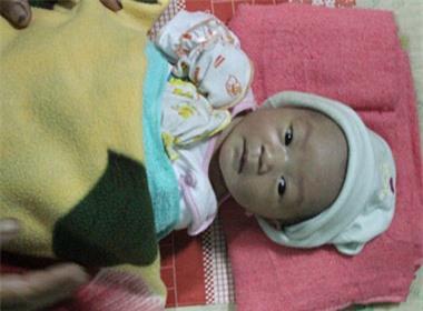 Bé Trúc Mai may mắn được mọi người phát hiện và cứu sống.