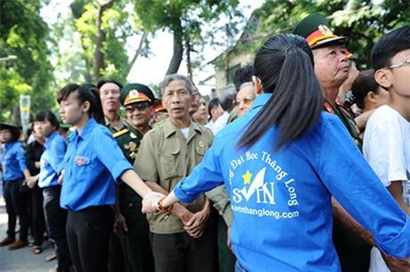 Hàng rào áo xanh tình nguyện