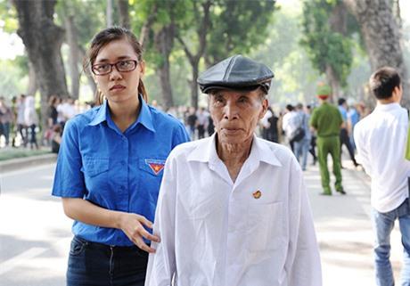 Giúp đỡ người già yếu và các hoàn cảnh đặc biệt