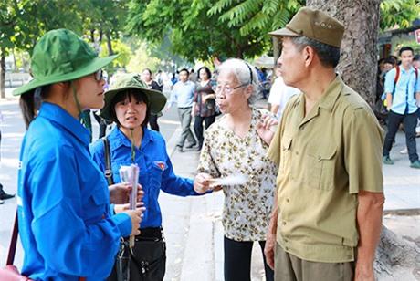 Giúp đỡ người già yếu và các hoàn cảnh đặc biệt