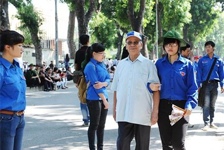Giúp đỡ người già yếu và các hoàn cảnh đặc biệt