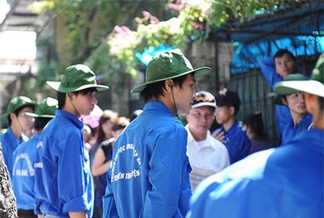 Các tình nguyện viên làm nhiệm vụ lập rào, hướng dẫn đồng bào xếp hàng vào viếng