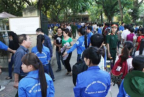 Các tình nguyện viên làm nhiệm vụ lập rào, hướng dẫn đồng bào xếp hàng vào viếng