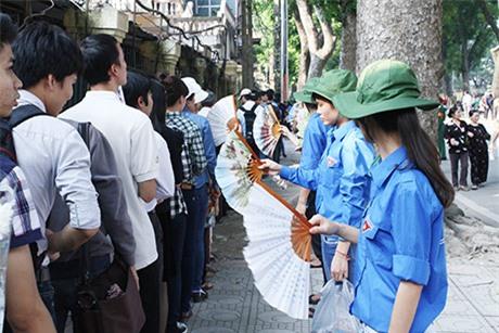 Tiếp nước uống cho bà con