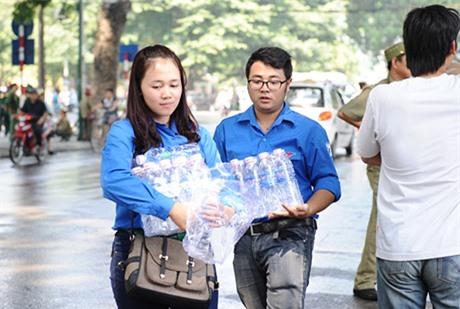 Tiếp nước uống cho bà con