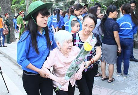 Giúp đỡ người già yếu và các hoàn cảnh đặc biệt