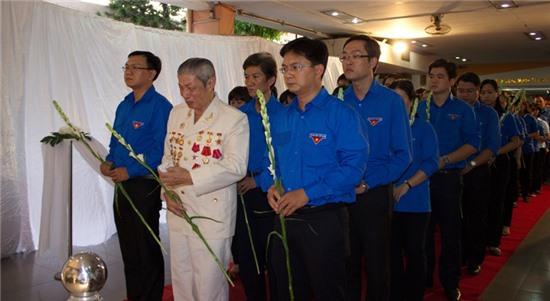 Cán bộ Đoàn và thanh thiếu niên TP.HCM xếp hàng viếng Đại tướng.