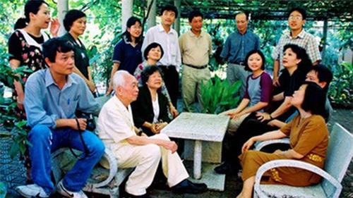 Con cháu quây quần xung quanh Đại tướng và phu nhân tại sân sau ngồi nhà 30 Hoàng Diệu năm 1993.