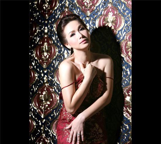 Bùi Bích Phương sinh tại Hà Nội, là hoa hậu đầu tiên của Việt Nam năm 1988 do báo Tiền Phong tổ chức.