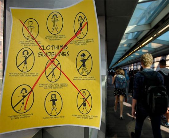 Giới trẻ khỏa thân mặc váy phản đối nội quy đồng phục