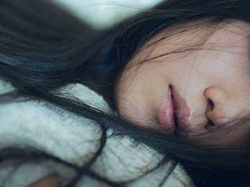 Nữ sinh suýt mất mạng vì bạn trai chui vào màn
