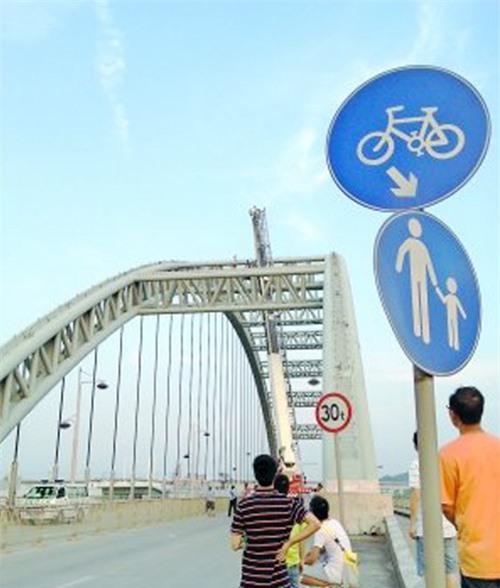 Thiếu nữ 18 tuổi đòi nhảy cầu tự vẫn vì bạn trai sắp lấy vợ