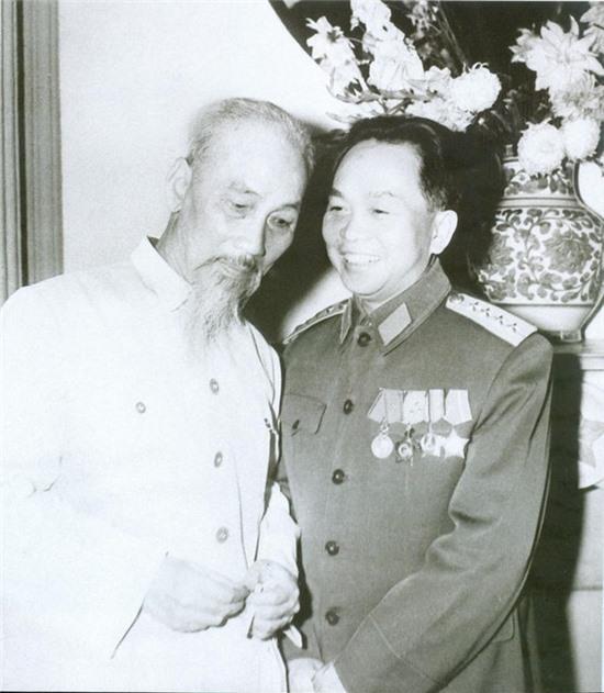 Đêm qua Đại tướng đã về gặp Bác Hồ ở quảng trường Ba Đình lịch sử