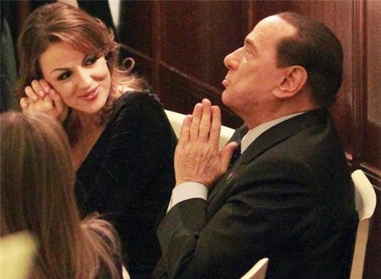 Francesca và Berlusconi đang đưa nhau