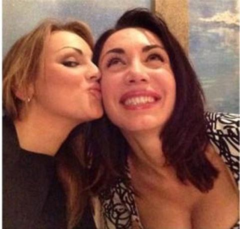 Bức ảnh Francesca hôn bạn gái