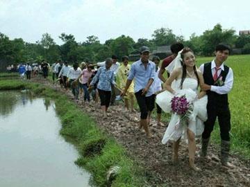 Xôn xao vì cô dâu chú rể lội bùn trong ngày cưới