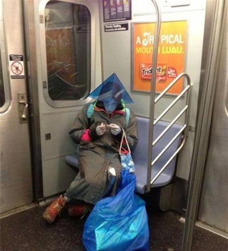 Phì cười với những phong cách thời trang "chẳng giống ai" trên tàu điện ngầm 1