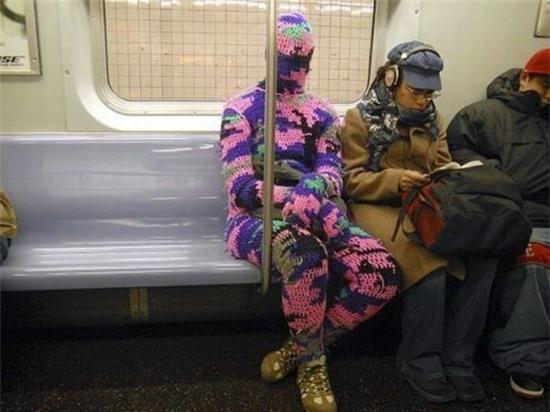 Phì cười với những phong cách thời trang "chẳng giống ai" trên tàu điện ngầm 11