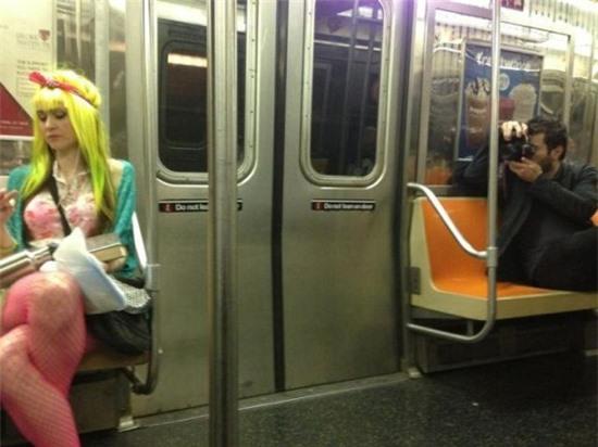 Phì cười với những phong cách thời trang "chẳng giống ai" trên tàu điện ngầm 12