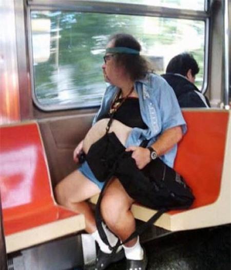 Phì cười với những phong cách thời trang "chẳng giống ai" trên tàu điện ngầm 13