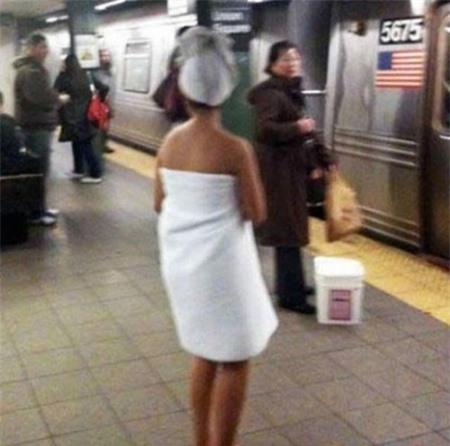 Phì cười với những phong cách thời trang "chẳng giống ai" trên tàu điện ngầm 14