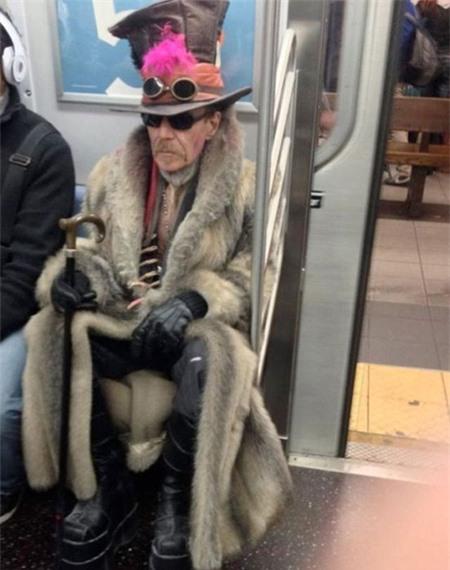 Phì cười với những phong cách thời trang "chẳng giống ai" trên tàu điện ngầm 15