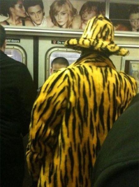 Phì cười với những phong cách thời trang "chẳng giống ai" trên tàu điện ngầm 3
