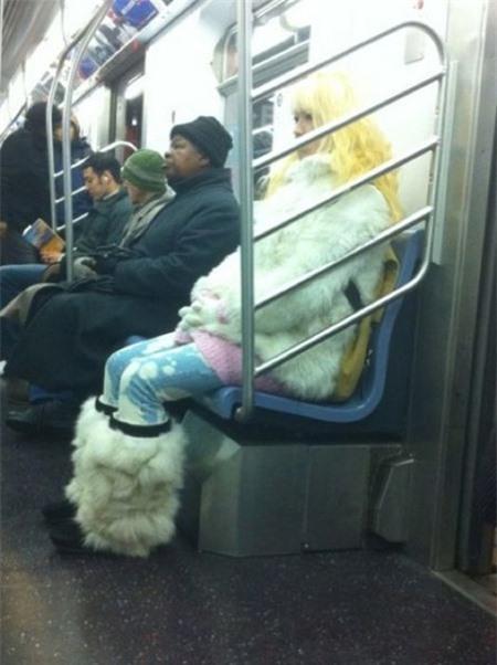 Phì cười với những phong cách thời trang "chẳng giống ai" trên tàu điện ngầm 4
