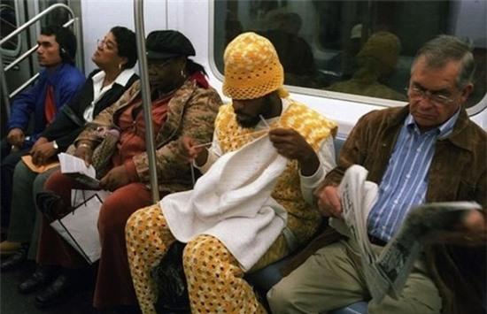 Phì cười với những phong cách thời trang "chẳng giống ai" trên tàu điện ngầm 7
