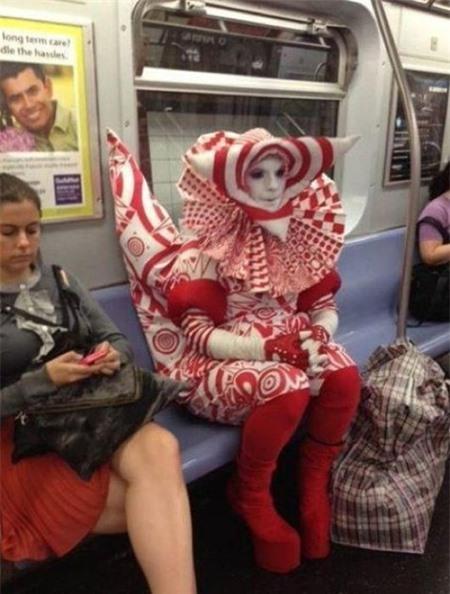 Phì cười với những phong cách thời trang "chẳng giống ai" trên tàu điện ngầm 8