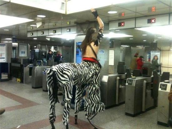 Phì cười với những phong cách thời trang "chẳng giống ai" trên tàu điện ngầm 9