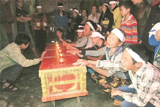 Người thân đau xót trước thi hài anh Nguyễn Văn Oanh, nạn nhân 
bị lũ cuốn tại thôn Hạ Vàng, xã Sơn Kim, huyện Hương Sơn, Hà Tĩnh.
