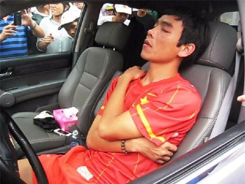 Nhà lầu, xe hơi và gái đẹp: Cầu thủ Việt cần học cách “chơi” 7