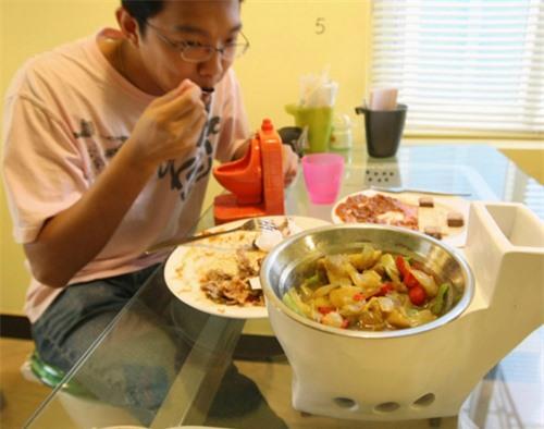 [Caption]Toilet-themed restaurant Food is served in miniature toilet bowls in one Hangzhou restaurant, provided you haven't lost your appetite.