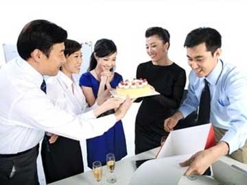 Trai công sở phát điên vì bị gái cơ quan đòi quà 20/10