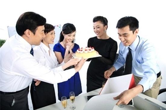 Trai công sở phát điên vì bị gái cơ quan đòi quà 20/10 3